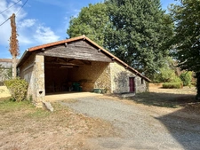 Maison de caractère avec piscine et nombreuses dépendances dans un environnement paisible