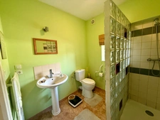 Maison de caractère avec piscine et nombreuses dépendances dans un environnement paisible