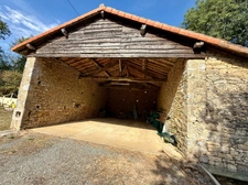 Maison de caractère avec piscine et nombreuses dépendances dans un environnement paisible