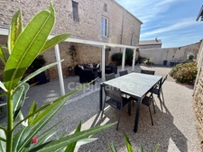 🏡 CHAMPDENIERS – Maison de caractère rénovée de 175 m² avec 135 m² de dépendances et fort potentiel