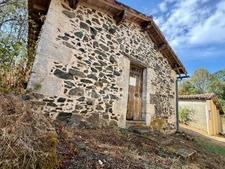 Maison de caractère avec piscine et nombreuses dépendances dans un environnement paisible