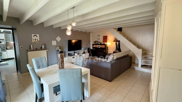 Le charme de l'ancien, le confort d'une rénovation soignée et un extérieur pensé pour profiter… sans les contraintes d'un grand terrain à entretenir.