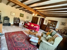 Maison de caractère avec piscine et nombreuses dépendances dans un environnement paisible