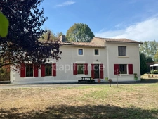 Maison de caractère avec piscine et nombreuses dépendances dans un environnement paisible