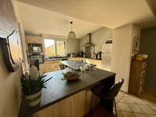 🏡 CHAMPDENIERS – Maison de caractère rénovée de 175 m² avec 135 m² de dépendances et fort potentiel