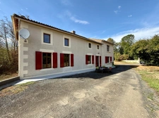 Maison de caractère avec piscine et nombreuses dépendances dans un environnement paisible