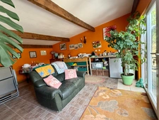 Maison de caractère avec piscine et nombreuses dépendances dans un environnement paisible