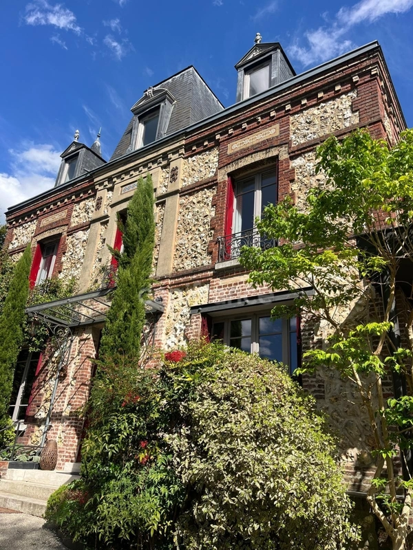 En vente cette très belle propriété à Rouen rive droite.