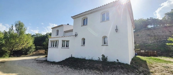 VISAN – PROPRIÉTÉ DE CARACTÈRE – 275 M² + APPARTEMENT INDÉPENDANT – 2,6 HA – PISCINE – VUE EXCEPTIONNELLE