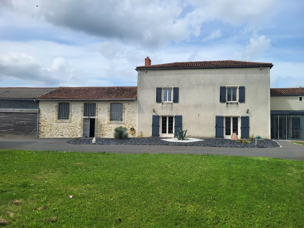 Maison à vendre 9 pièces AIRVAULT (79) Terrain clos 1208 m²