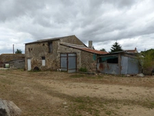 FARM BUILDINGS FOR SALE GOURGE (79) LAND 5367 m²
