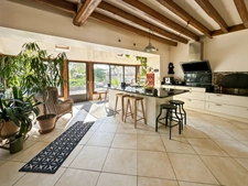 25 minutes south of Fontainebleau, magnificent 220 m2 farmhouse, fully renovated, on a 6,332 m2 wooded park.