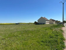 POLIGNY (77) Terrain à bâtir de 1 548 m2 - Façade de 24m