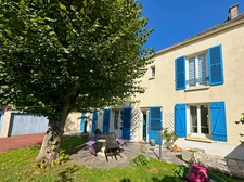 SOUPPES S/LOING proche à 5mn. Maison de caractère 7 pièces de 190 m2 sur terrain clos de 350 m2 avec garage.