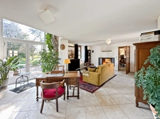 25 minutes south of Fontainebleau, magnificent 220 m2 farmhouse, fully renovated, on a 6,332 m2 wooded park.