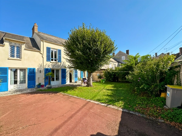SOUPPES S/LOING proche à 5mn. Maison de caractère 7 pièces de 190 m2 sur terrain clos de 350 m2 avec garage.