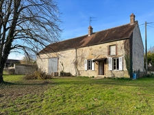 Egreville proche à 5 mn. Belle longère authentique 3 pièces + grenier aménageable + grange de 100 m2 au sol. Terrain de 957 M2