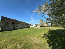 Ferrières proche à 3 mn - Corps de ferme de 5 bâtiments potentiel de 250 m2 environ sur Terrain de 2785 M2