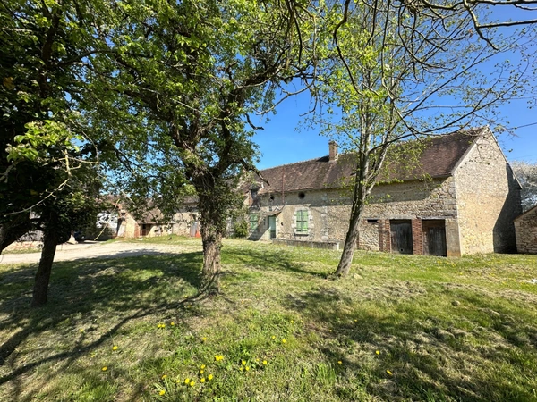 GRISELLE - Corps de ferme entier 9 bâtiments - Terrain de 4 212 m2