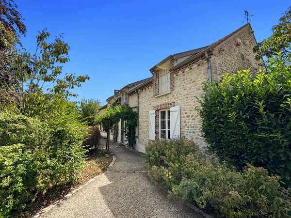 PROPRIETE À VENDRE AU SUD DE FONTAINEBLEAU A 1H15 DE PARIS