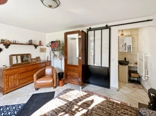 25 minutes south of Fontainebleau, magnificent 220 m2 farmhouse, fully renovated, on a 6,332 m2 wooded park.