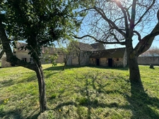 Ferrières proche à 3 mn - Corps de ferme de 4 bâtiments potentiel de 120 m2 environ sur Terrain de 1 427 M2