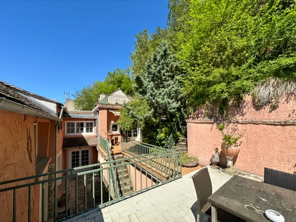 NEMOURS (77) centre ville. Maison Atypique 7 pièces de 170 m² avec extérieurs en plusieurs terrasses.