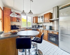 BRIGHT AND PEACEFUL FAMILY HOME – CHÂTEAU AREA – 4 BEDROOMS – LARGE POOL-READY GARDEN – CLOSE TO SHOPS, SCHOOLS, A4/A104 – RER A BUSSY-SAINT-GEORGES 5 MIN, PARIS 30 MIN