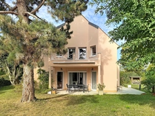 GUERMANTES – Villa d’architecte (249 m² utiles) dans le quartier du Golf de Bussy-Guermantes, beaux volumes et grand jardin