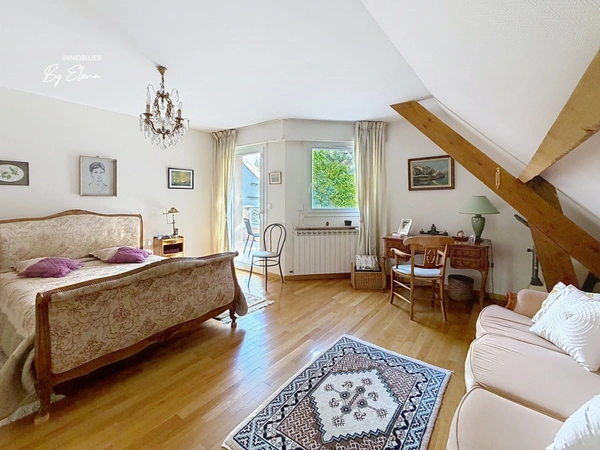 GUERMANTES – Villa d’architecte (249 m² utiles) dans le quartier du Golf de Bussy-Guermantes, beaux volumes et grand jardin
