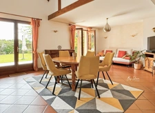 Maison familiale lumineuse au calme – 5 chambres + bureau – Grand terrain piscinable avec vue dégagée.  Proximité immédiate commerces, écoles, accès A4/A104 – 10 min RER A, 30 min Paris.
