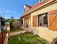 BRIGHT AND PEACEFUL FAMILY HOME – CHÂTEAU AREA – 4 BEDROOMS – LARGE POOL-READY GARDEN – CLOSE TO SHOPS, SCHOOLS, A4/A104 – RER A BUSSY-SAINT-GEORGES 5 MIN, PARIS 30 MIN