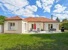 Renovated Architect-Designed Villa – Bussy Golf – Single-Level Living – 5 Bedrooms – RER A Within Walking Distance – For Sale in Bussy-Saint-Georges