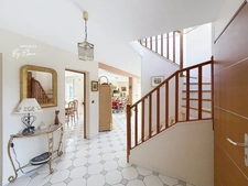 GUERMANTES – Villa d’architecte (249 m² utiles) dans le quartier du Golf de Bussy-Guermantes, beaux volumes et grand jardin