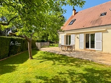 Charmante maison familiale à pied de la gare de Bussy-Saint-Georges, 5 chambres, grand terrain sans vis-à-vis, piscinable, atelier, cave, parfaite note énergétique.