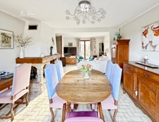 BRIGHT AND PEACEFUL FAMILY HOME – CHÂTEAU AREA – 4 BEDROOMS – LARGE POOL-READY GARDEN – CLOSE TO SHOPS, SCHOOLS, A4/A104 – RER A BUSSY-SAINT-GEORGES 5 MIN, PARIS 30 MIN