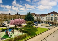Bussy-Saint-Georges (77) Val d’Europe / Disney / Seine-et-Marne – Appartement 4 pièces, résidence sécurisée, au calme, à 3 minutes du RER A, balcon, loggia avec vue dégagée et deux places de parking.