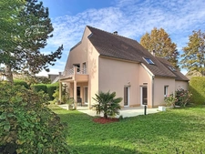 GUERMANTES – Villa d’architecte (249 m² utiles) dans le quartier du Golf de Bussy-Guermantes, beaux volumes et grand jardin