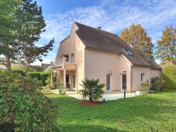 GUERMANTES – Villa d’architecte (249 m² utiles) dans le quartier du Golf de Bussy-Guermantes, beaux volumes et grand jardin