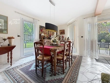 GUERMANTES – Villa d’architecte (249 m² utiles) dans le quartier du Golf de Bussy-Guermantes, beaux volumes et grand jardin