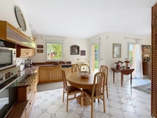 GUERMANTES – Villa d’architecte (249 m² utiles) dans le quartier du Golf de Bussy-Guermantes, beaux volumes et grand jardin