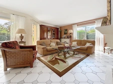GUERMANTES – Villa d’architecte (249 m² utiles) dans le quartier du Golf de Bussy-Guermantes, beaux volumes et grand jardin