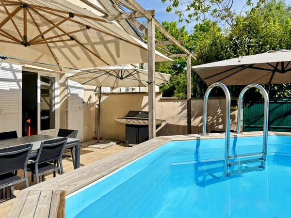 Maison de ville familiale rénovée 4ch dont 2 suites, gare à pied, Bussy-Saint-Georges (Seine-et-Marne), jardin et piscine chauffée au calme et sans vis-à-vis, proche Disney, à vendre 