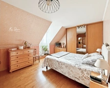 BRIGHT AND PEACEFUL FAMILY HOME – CHÂTEAU AREA – 4 BEDROOMS – LARGE POOL-READY GARDEN – CLOSE TO SHOPS, SCHOOLS, A4/A104 – RER A BUSSY-SAINT-GEORGES 5 MIN, PARIS 30 MIN