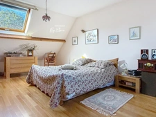 GUERMANTES – Villa d’architecte (249 m² utiles) dans le quartier du Golf de Bussy-Guermantes, beaux volumes et grand jardin