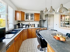 BRIGHT AND PEACEFUL FAMILY HOME – CHÂTEAU AREA – 4 BEDROOMS – LARGE POOL-READY GARDEN – CLOSE TO SHOPS, SCHOOLS, A4/A104 – RER A BUSSY-SAINT-GEORGES 5 MIN, PARIS 30 MIN