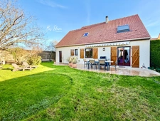 BRIGHT AND PEACEFUL FAMILY HOME – CHÂTEAU AREA – 4 BEDROOMS – LARGE POOL-READY GARDEN – CLOSE TO SHOPS, SCHOOLS, A4/A104 – RER A BUSSY-SAINT-GEORGES 5 MIN, PARIS 30 MIN
