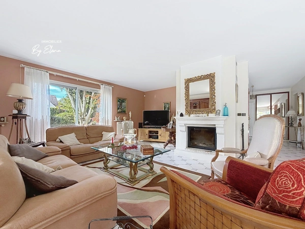 GUERMANTES – Villa d’architecte (249 m² utiles) dans le quartier du Golf de Bussy-Guermantes, beaux volumes et grand jardin