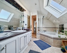 BRIGHT AND PEACEFUL FAMILY HOME – CHÂTEAU AREA – 4 BEDROOMS – LARGE POOL-READY GARDEN – CLOSE TO SHOPS, SCHOOLS, A4/A104 – RER A BUSSY-SAINT-GEORGES 5 MIN, PARIS 30 MIN