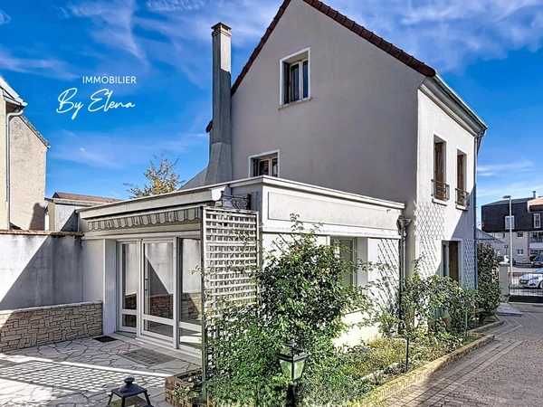 Maison – Torcy Village – 188 m² au sol, 270 m² utile, 5 ch, grand terrain, garage double, dépendances.